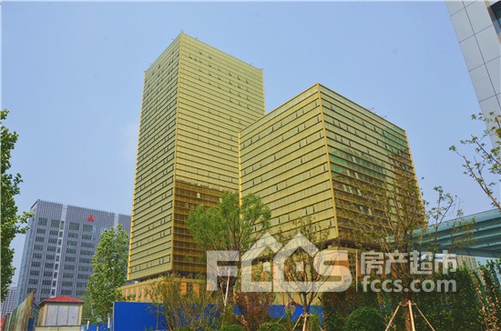 润德大厦实拍图项目分为南北双子楼,主楼为24层,南楼12层,地上1-3层为