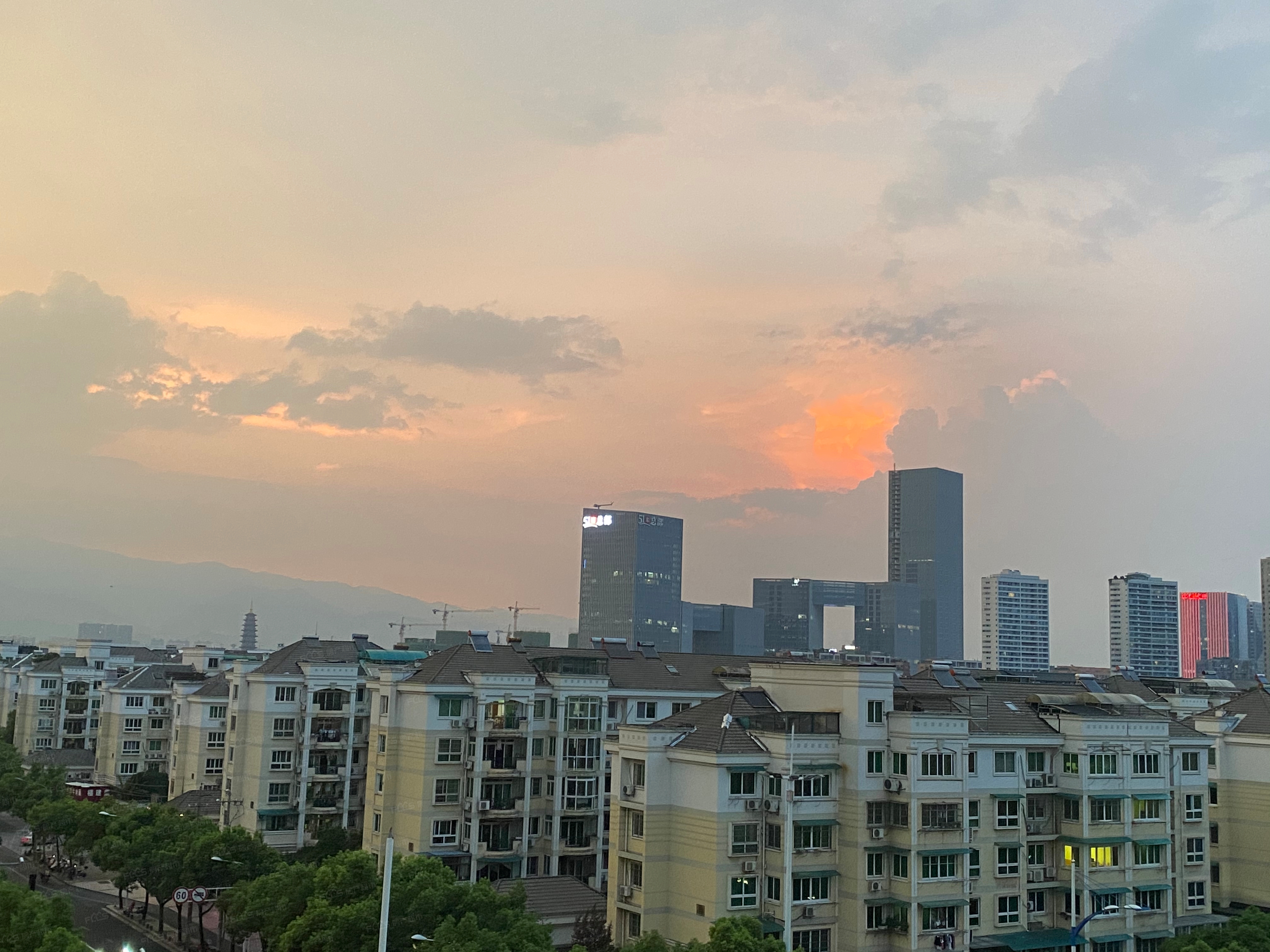 金华东关小区房价是多少?这个小区买来住怎么样