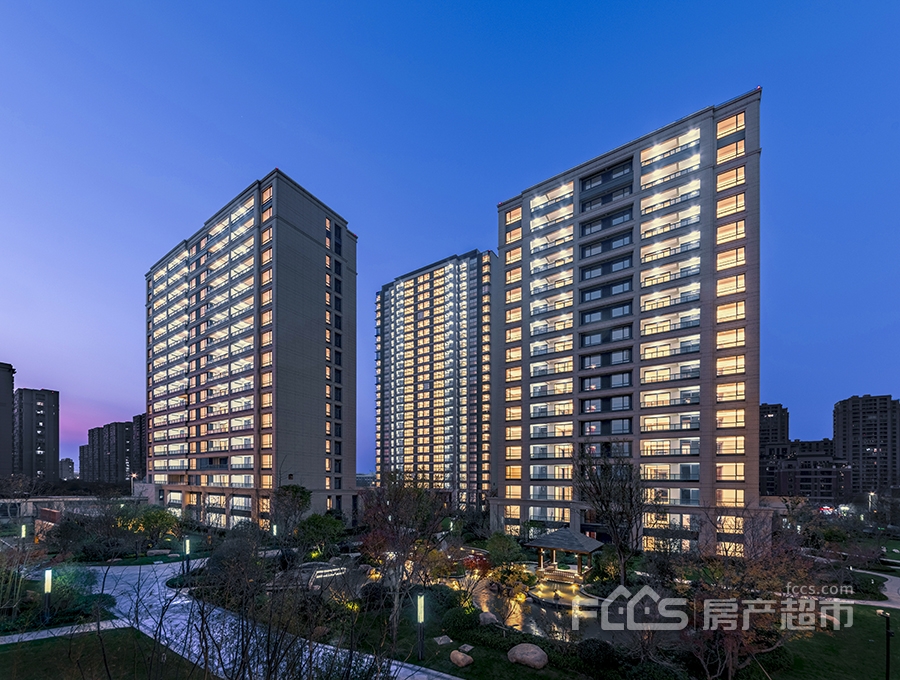 荣安府实景图两个楼盘仅相隔同济大学附属嘉兴实验学校,新楼盘更是带