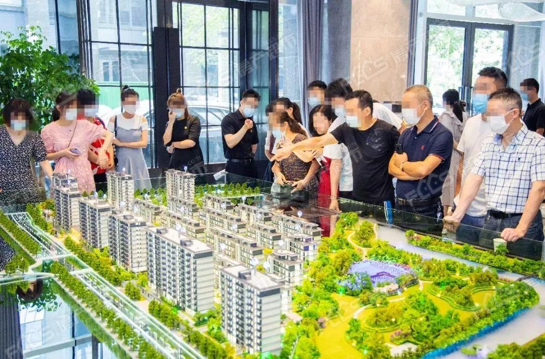 8月21日,君望府艺术新作在鸿翔房产城市展厅正式亮相,理想的生活艺境
